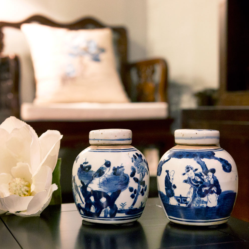 Blue and White Porcelain Chinoiserie Oriental Jar